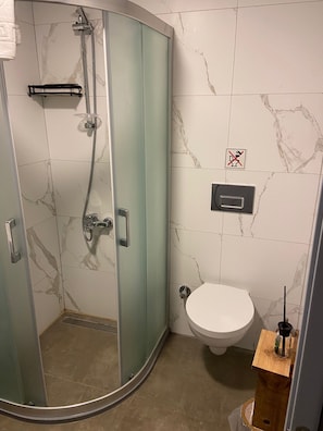 Deluxe Twin kamer, balkon | Badkamer | Een douche, gratis toiletartikelen, een haardroger, handdoeken