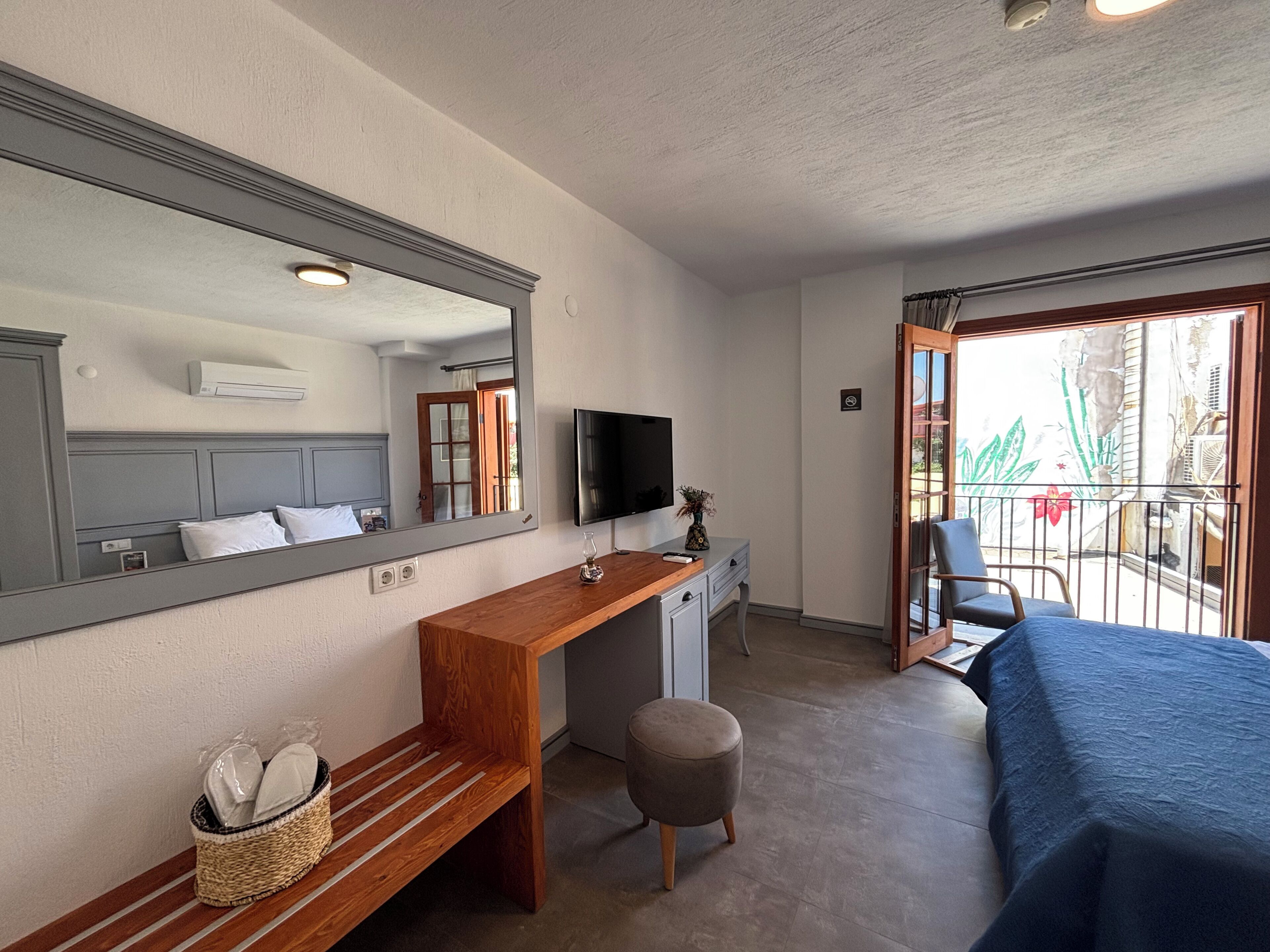 Escritorio, espacio para trabajar con laptop y wifi gratis 
