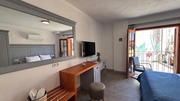 Escritorio, espacio para trabajar con laptop y wifi gratis