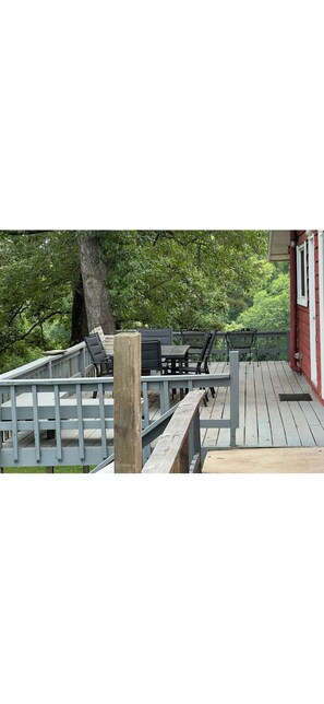 Outdoor dining - The Red Fox Den (Hot Springs)