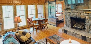 Interior - The Red Fox Den (Hot Springs)