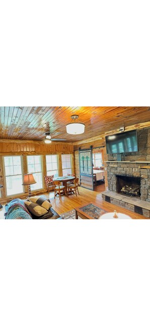 Interior - The Red Fox Den (Hot Springs)