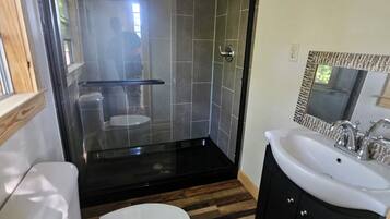 Serviettes fournies, savon, papier de toilette