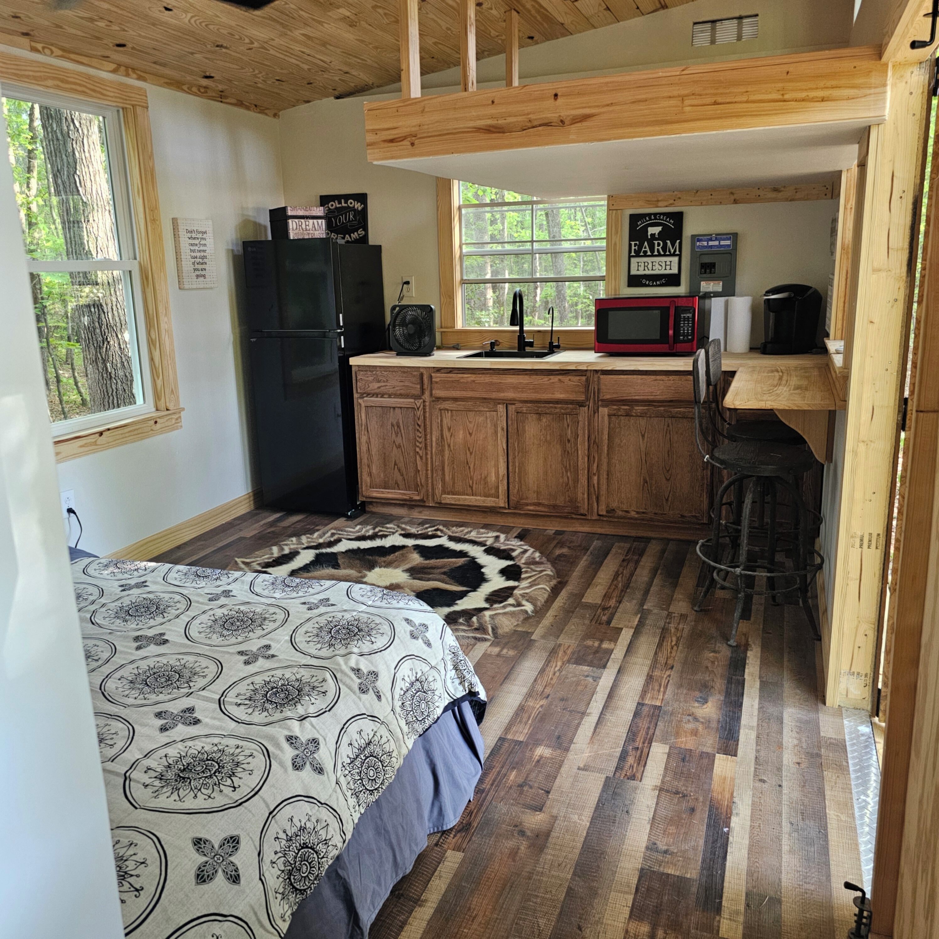 2 bedrooms, internet, bed sheets
