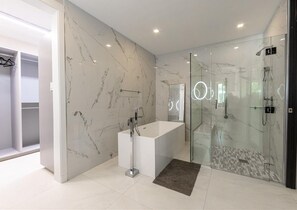 Haartrockner, Handtücher, Seife, Toilettenpapier