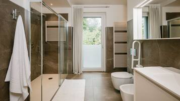 Dusche, Bidet, Handtücher