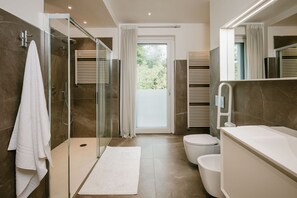 Regadera, bidet, toallas 