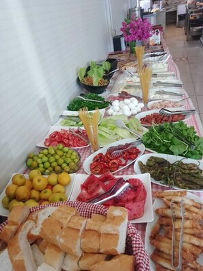 Een buffet met verschillende soorten eten en bestek.