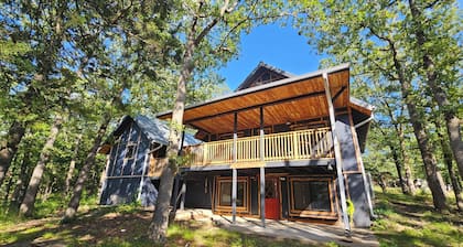 3-Bedroom private lake cabin with access to state park and boat ramp