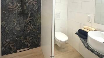 Een douche, handdoeken