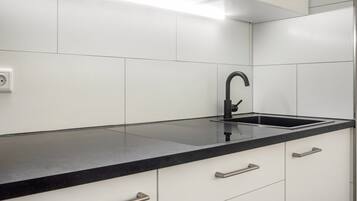 Coffee/tea maker, fridge, microwave, stovetop