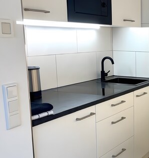 Refrigerador, microondas, placa de cocina, cafetera/tetera