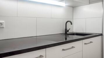 Wasserkocher mit Kaffee-/Teezubehör, Kühlschrank, Mikrowelle, Herdplatte
