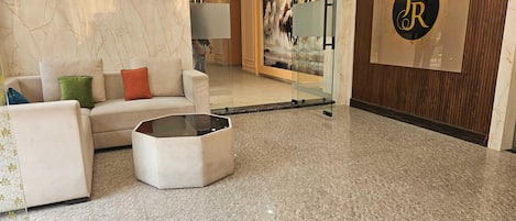 Hus | Lobby