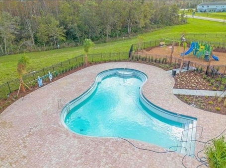 Pool. 2-bedroom, 2/5 bath townhome in westview Kissimmee with cool AC,
