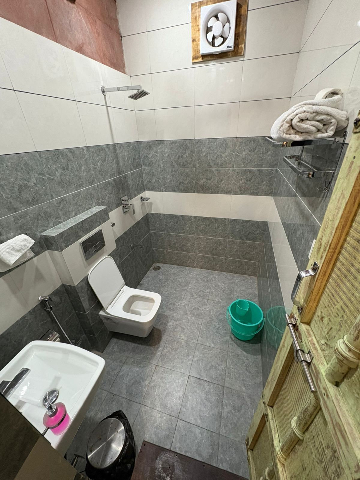 Ducha, cabezal de ducha tipo lluvia, secador de pelo, pantuflas