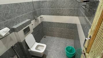 Ducha, cabezal de ducha tipo lluvia, secador de pelo, pantuflas