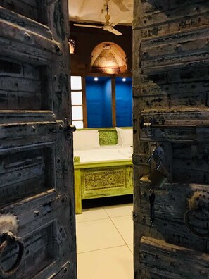 Premium bedding, minibar, laptop workspace, free WiFi - Geel Heritage - A Restored Haveli (Jodhpur)