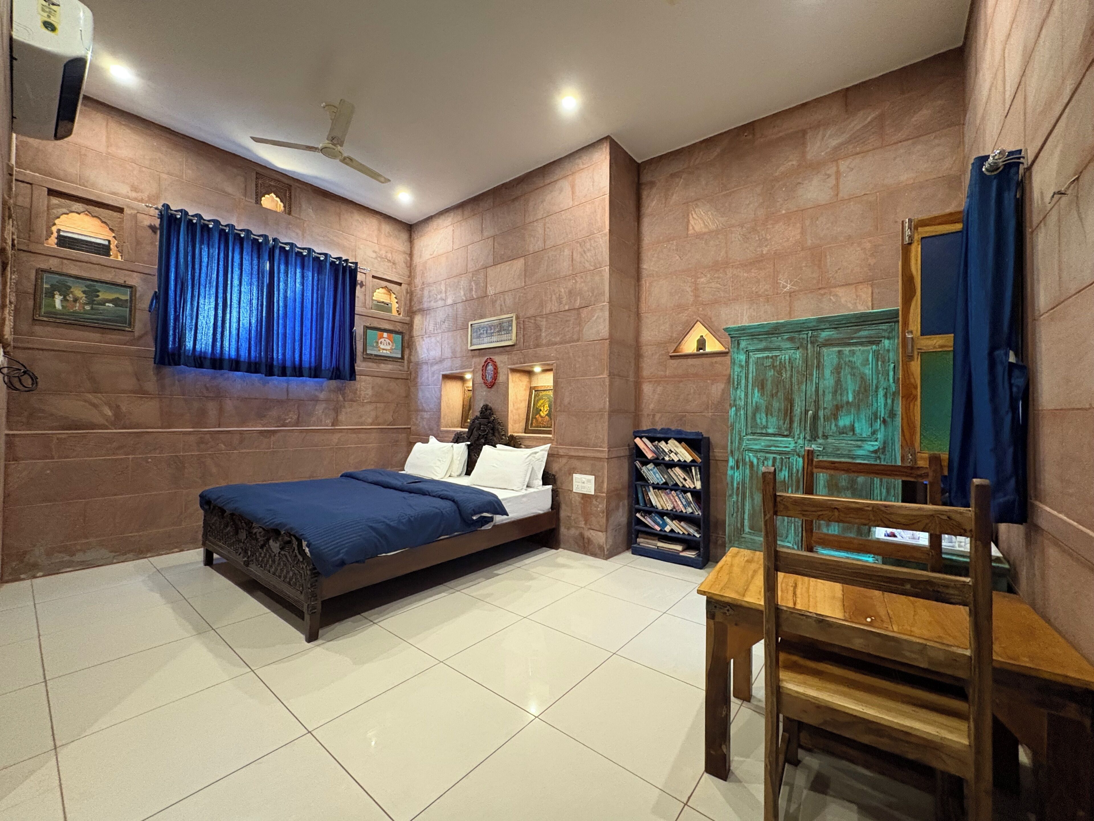 Quarto casal superluxo, vista para a montanha | Roupas de cama premium, frigobar, espaço de trabalho para notebook
