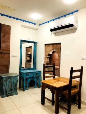 Quarto casal clássico | Roupas de cama premium, frigobar, espaço de trabalho para notebook