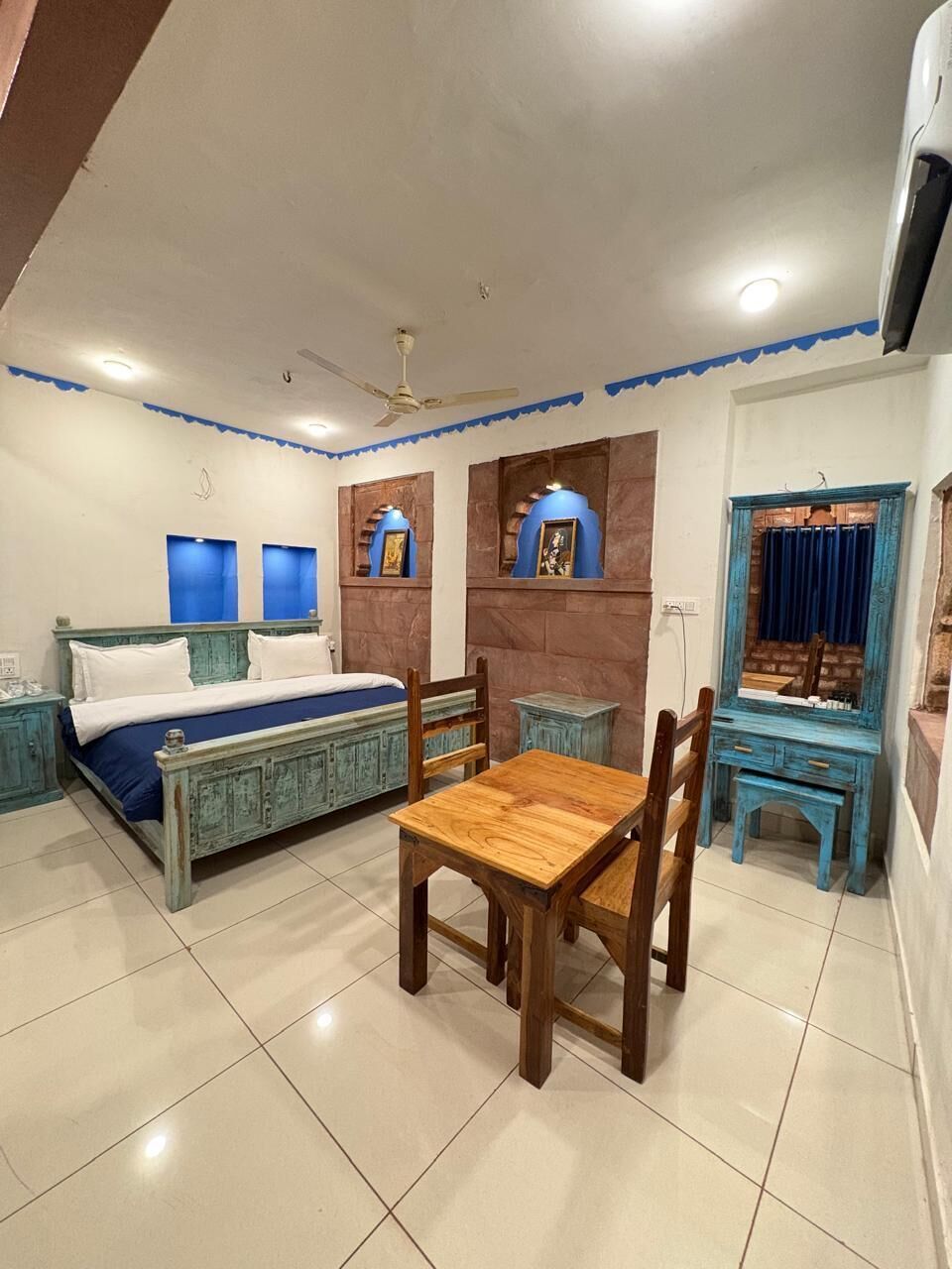 Quarto casal clássico | Roupas de cama premium, frigobar, espaço de trabalho para notebook
