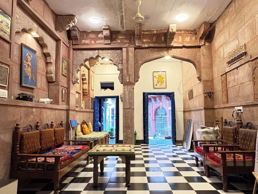 Una habitación con suelo de cuadros, muebles de madera y decoración tradicional.