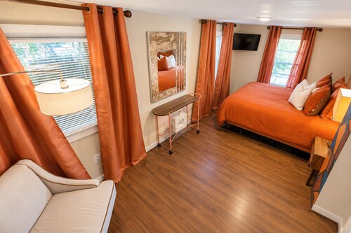     Good Vibes Cottage Private 1BR Retreat Just 1 Block from Bayshore