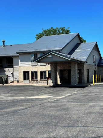 Exterior. The Centerlodge