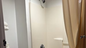 Un baño con inodoro, bañera y ducha.