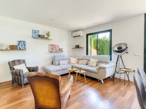 A modern living room with a sofa, armchairs, a coffee table, and a floor lamp. - La Suntuosidad – Torremirona by Interhome (Navata)