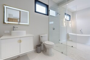 Haartrockner, Handtücher, Seife, Toilettenpapier