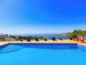 A swimming pool with a clear view of the sea and a distant coastline. - Vacation home Lotus by Interhome (Almuñécar)