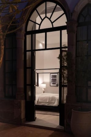 Suite Deluxe | Ropa de cama de alta calidad, camas con efecto memoria y minibar