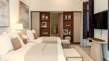 Habitación Deluxe con 1 cama matrimonial o 2 individuales | Ropa de cama de alta calidad, camas con efecto memoria y minibar