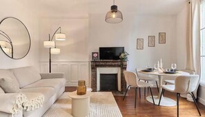 Living area - AN AUTHENTIC PARISIAN EXPERIENCE IN THE MOST CHARMING NEIGHBORHOODS. (Paris)