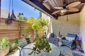 Outdoor dining - Palm Springs Condo Pool, Spa & Mountain Views 2BR/2BA (Palm Springs)