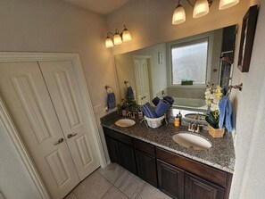 Shower, towels, soap, toilet paper - Pleasant 3-bedroom house with AC in charming Odessa (Odessa)