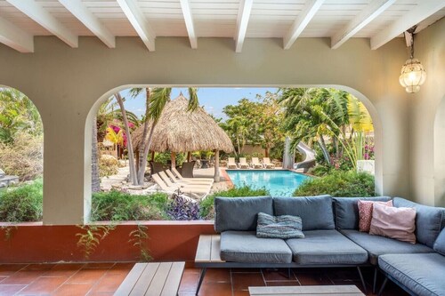 Villa Nirvana 6BR Private Family, Pool & Bar Villa