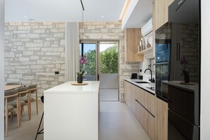 Wasserkocher mit Kaffee-/Teezubehör, Kühlschrank, Mikrowelle, Ofen