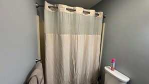 Sèche-cheveux, serviettes fournies, savon, papier toilette