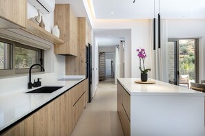 Wasserkocher mit Kaffee-/Teezubehör, Kühlschrank, Mikrowelle, Ofen