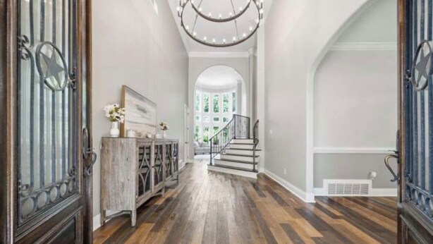 A hallway with wooden flooring, a staircase, and a chandelier. - Fantastic 4-bedroom house with AC in tranquil Cordova (Cordova)