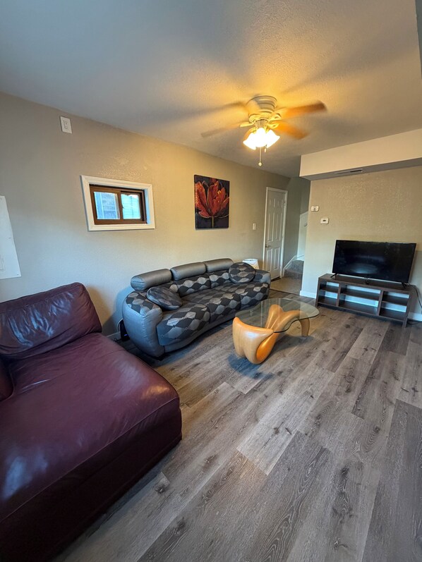 Living area - Racine Canal retreat near Lake Michigan (Racine)