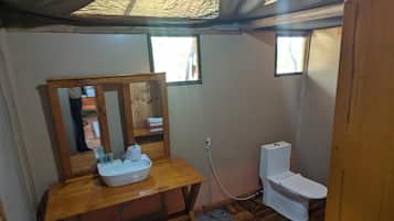 Economy Double or Twin Room | Bathroom | Hair dryer, towels, soap, shampoo