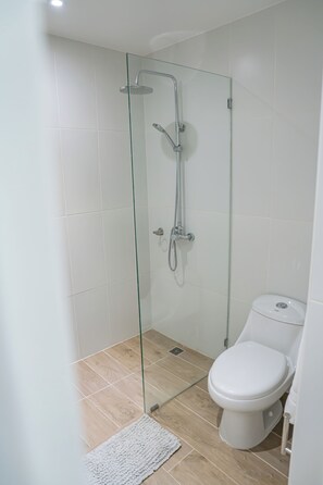 Doccia, asciugamani, shampoo, carta igienica