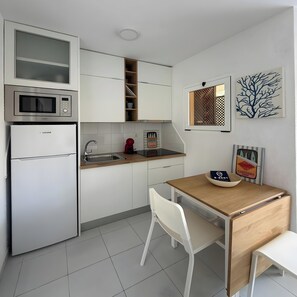 Private kitchen - Las Dunas Salty Apartment by B-Rent – Bright Retreat with Private Terrace & Pool (Corralejo)