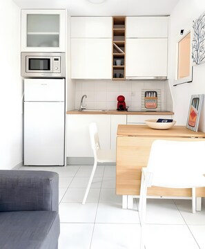 Frigorífico, microondas, placa de cocina y cafetera o tetera