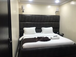 Desk, laptop workspace, free WiFi - Dipri suites (Lagos)