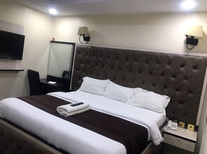 Single Room, City View | Desk, laptop workspace, free WiFi - Dipri suites (Lagos)