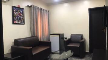 Single Room, City View | Living area